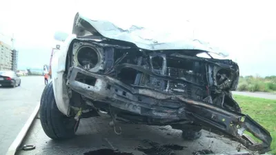 Водитель в Алматы снес 20 метров разделительного ограждения (ФОТО)