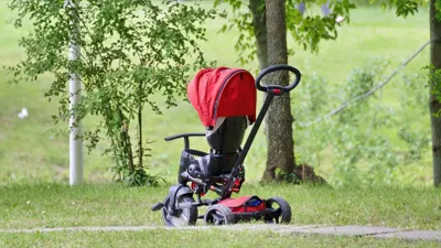 Ребенок выпал из окна: женщина собрала с коллег средства на лечение и уехала отдыхать в Турцию