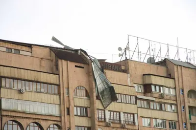 Жилой дом в центре Алматы из-за ветра лишился части крыши