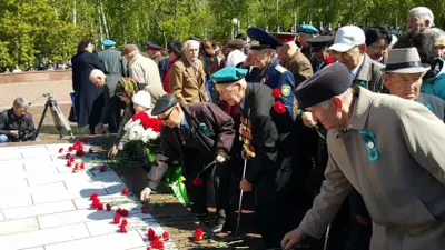 Десятки тысяч павлодарцев возложили цветы к Вечному Огню