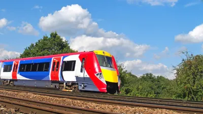 Под Лондоном пассажир высунулся из окна поезда и был сбит другим экспрессом