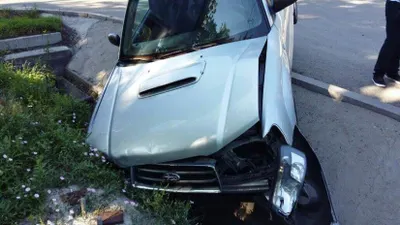 В Алматы автомобиль вылетел в арык (ФОТО)