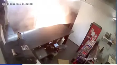 В британскую пиццерию из мести подкинули зажженный фейерверк с 70 зарядами