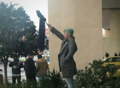 Массовые протесты против ношения хиджаба возобновились в Иране