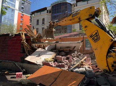 В Алматы сносят очередной незаконный объект