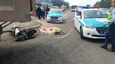Врезавшийся в грузовик водитель мопеда погиб в Алматы