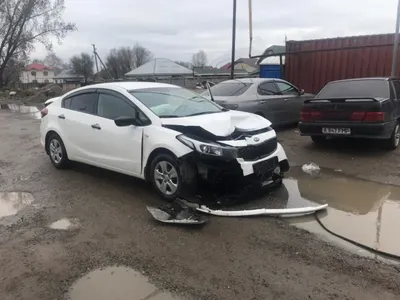 Мужчина на «Тойоте» протаранил блокпост в Алматы