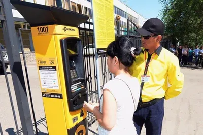 Названа стоимость платной парковки в Алматы