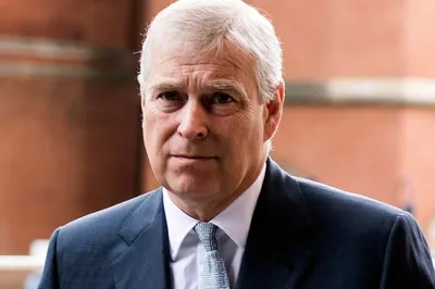 Уволенного за связь с педофилом принца Эндрю обвинили в коррупции