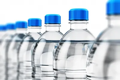 Чем может быть опасна питьевая вода в бутылках — ученые