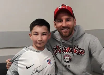 Футболку Лионеля Месси продает «особенный» мальчик в Нур-Султане