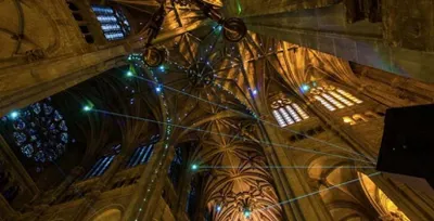 Необычное использование планшета: лазерное шоу в церкви