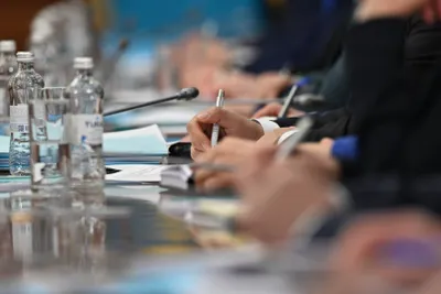 Приравненным к госслужащим казахстанцам разрешат заниматься бизнесом