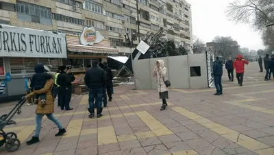 На алматинском Арбате упал экран