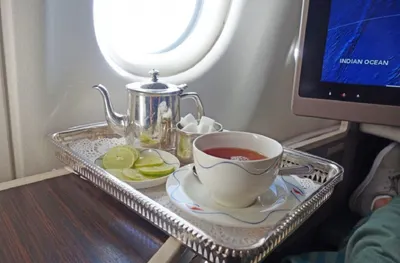 Стюардесса рассказала, почему не стоит пить чай или кофе в самолете