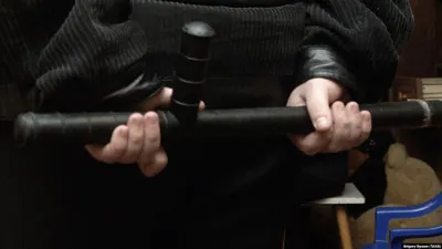 Родные осужденных за пытки полицейских вышли к прокуратуре в Актобе