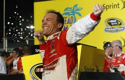 Американский гонщик Кевин Харвик стал чемпионом NASCAR