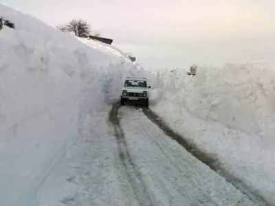В ВКО искусственный спуск лавин перекрыл дорогу