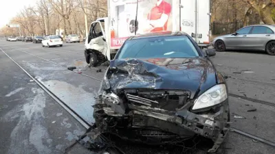 ДТП в Алматы: «Газель» ударила Mercedes и упала сверху