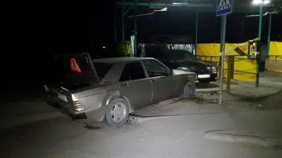 В результате ДТП Mercedes откинуло в автомойку