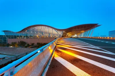 Аэропорт Шанхая отменил сотни рейсов из-за COVID-19 у двух сотрудников