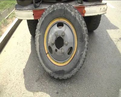 ДТП в Алматы: Lexus “поймал” колесо (ФОТО)