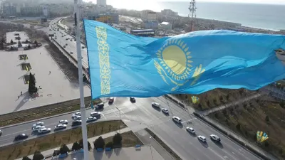 Самый большой флаг Казахстана сняли с постамента