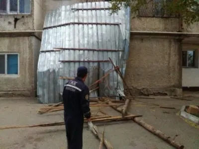 В Таразе ветер сорвал крышу с дома