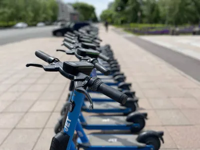 Полиция Алматы пригрозила забирать неправильно припаркованные самокаты