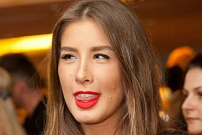 Солистка A'Studio показала грудь