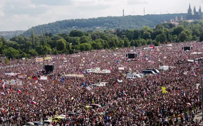Четверть миллиона граждан потребовали отставки премьер-министра Чехии