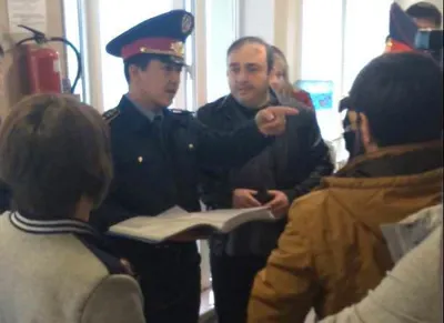 Полицейские Алматы ведут обыск в церкви «Новая Жизнь»