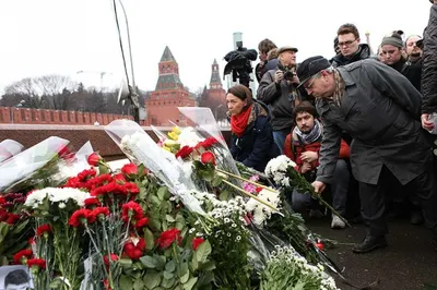 Соратники Немцова возложили цветы к месту его гибели