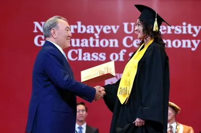Президент Казахстана вручил дипломы выпускникам Назарбаев Университета