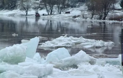 Столичные спасатели просят родителей не пускать детей на лед