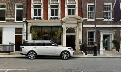 Новый Range Rover стал длиннее и тяжелее
