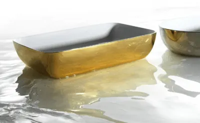 Фабрика AeT Italia покрывает раковины позолотой