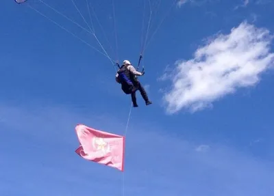 Парапланеристы с флагами КНПК взлетели над Алматы (ФОТО)