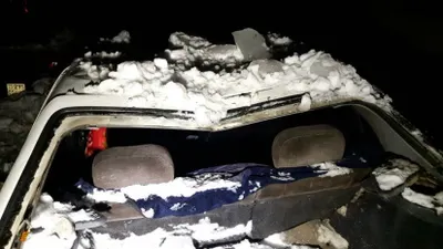 Алматинские сосульки пробили сразу несколько автомобилей. ФОТО