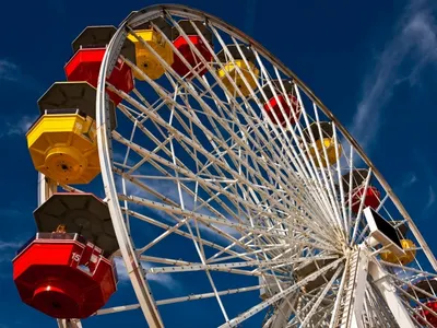 В Актау несколько человек застряли на колесе обозрения