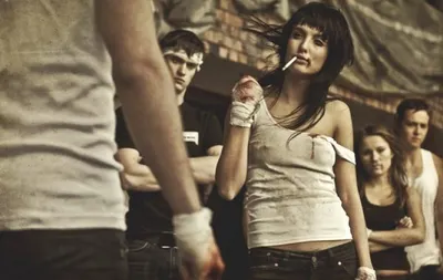 В Астане четыре девушки-хулиганки избили мужчину