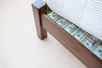 Не хранить сбережения под матрасами посоветовали жителям Казахстана