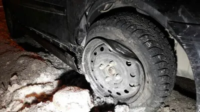 Просевший асфальт на дороге стал причиной серьезного ДТП в Алматы