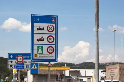 В Костанайской области ставят дорожные знаки для инвалидов