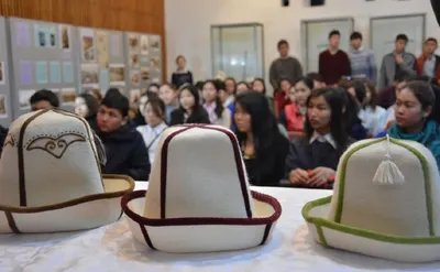 Официальных лиц Кыргызстана обяжут носить ак-калпак