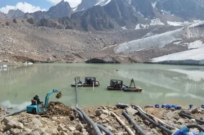 На морено-ледниковых озерах понижают уровень воды