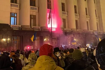 Протестующие забросали петардами офис президента Украины