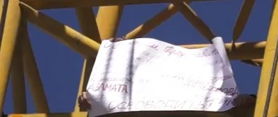 Протестующей матери на кране в Астане запретили передавать еду