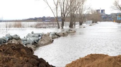 Борьба с паводками продолжается в трех областях Казахстана