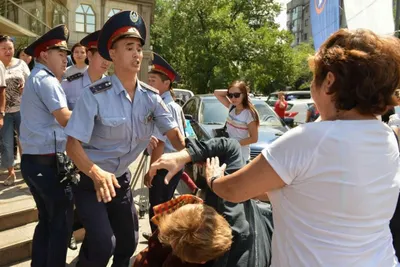 В ходе разгона пикета в Алматы СОБР повредил колено ипотечницеЭксклюзив